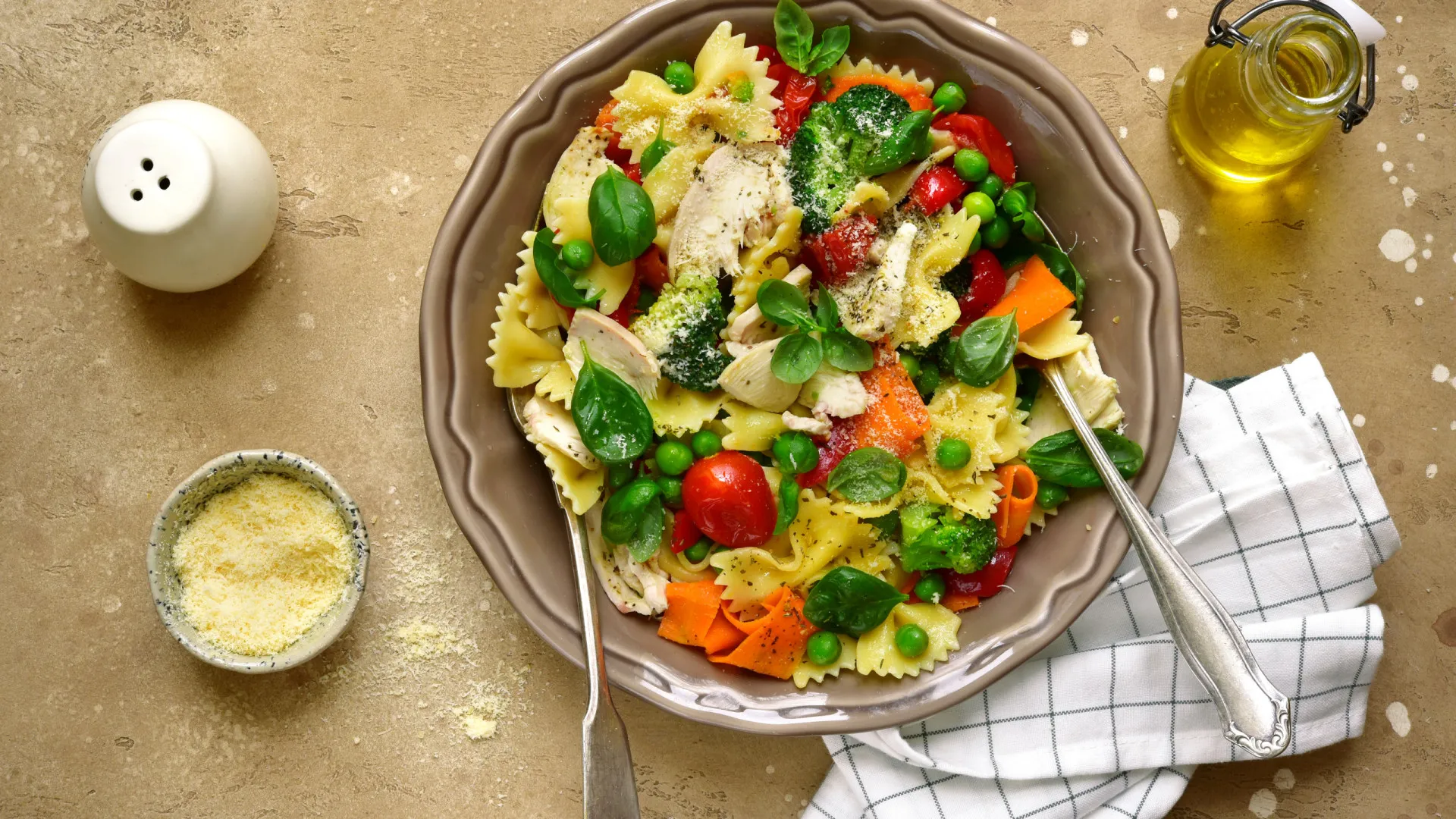 Massa de primavera com com toque cítrico. A receita fresca (de frango)