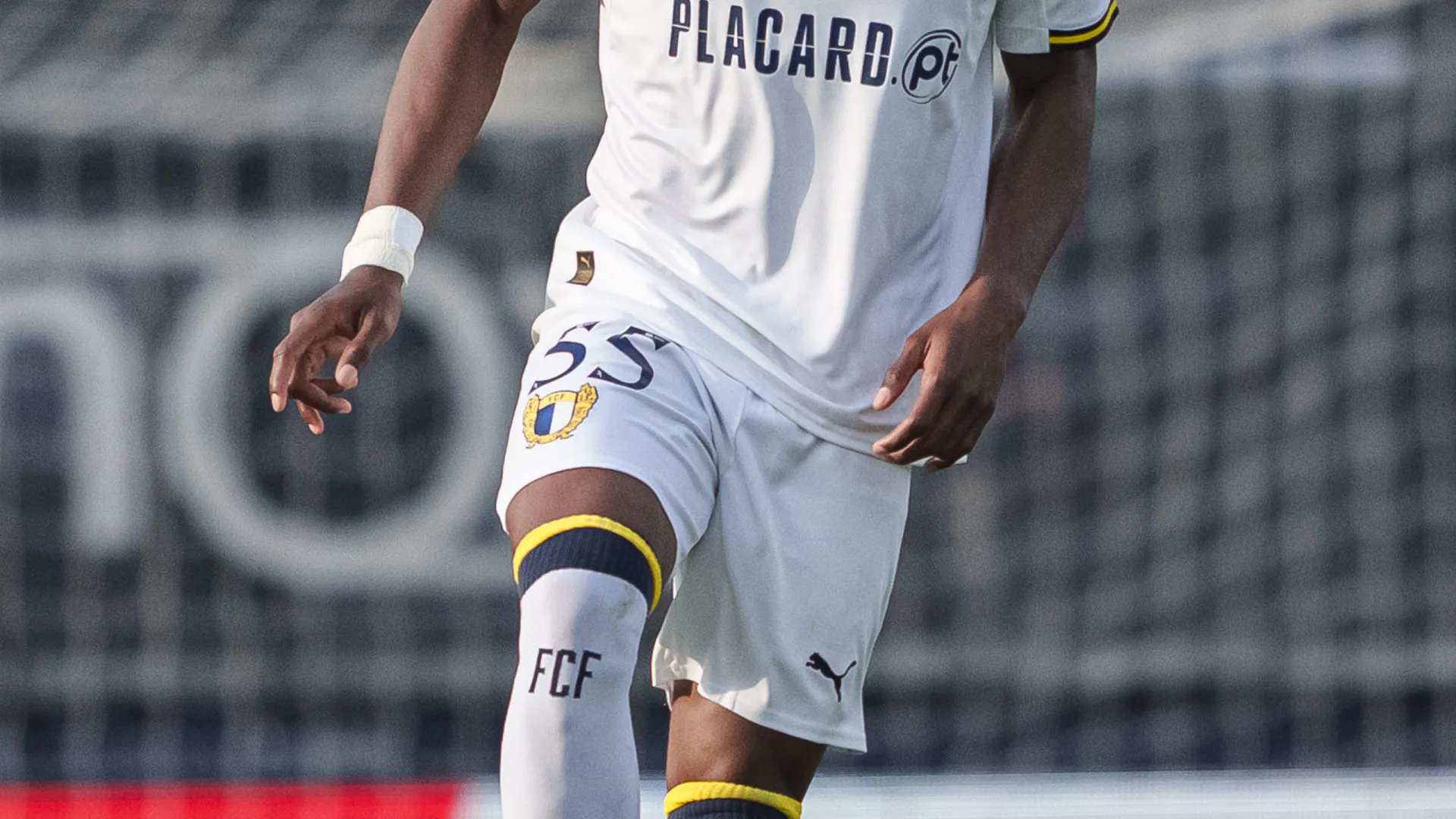 Oficial: Ibrahima Ba renova contrato com o Famalicão