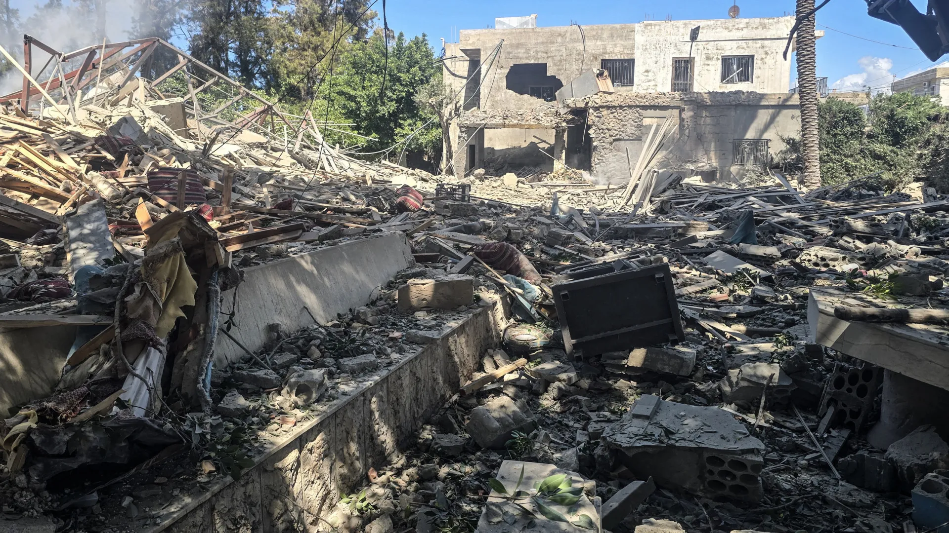 
                    Ministros dos Negócios Estrangeiros russo e iraniano discutem guerra
                