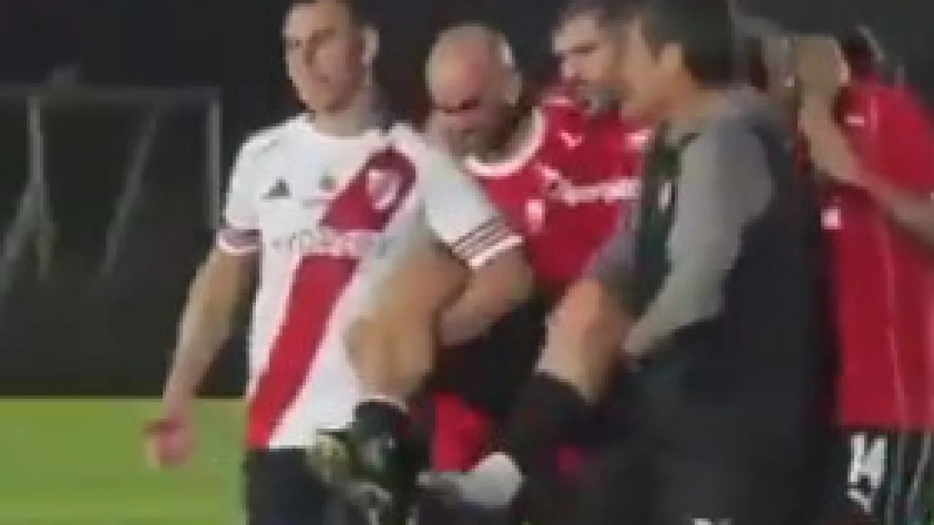 Aguero volta aos relvados, rompe o tendão de Aquiles e sai... ao colo