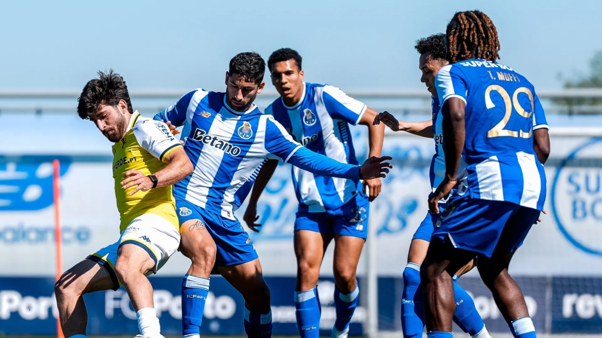 FC Porto junta equipas A e B para bater Vizela no Olival