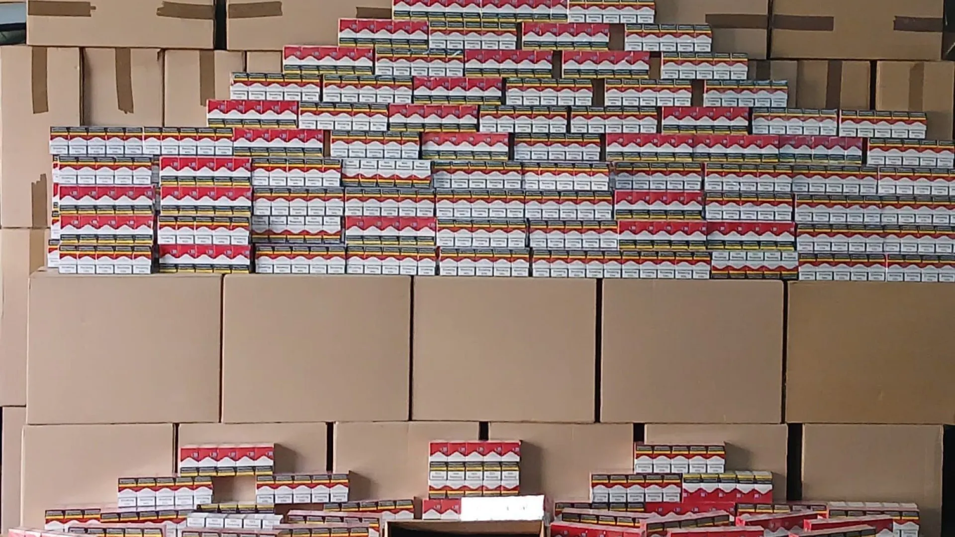 
                    GNR apreende 1,5 milhões de cigarros na Feira e detém condutor de viatura
                