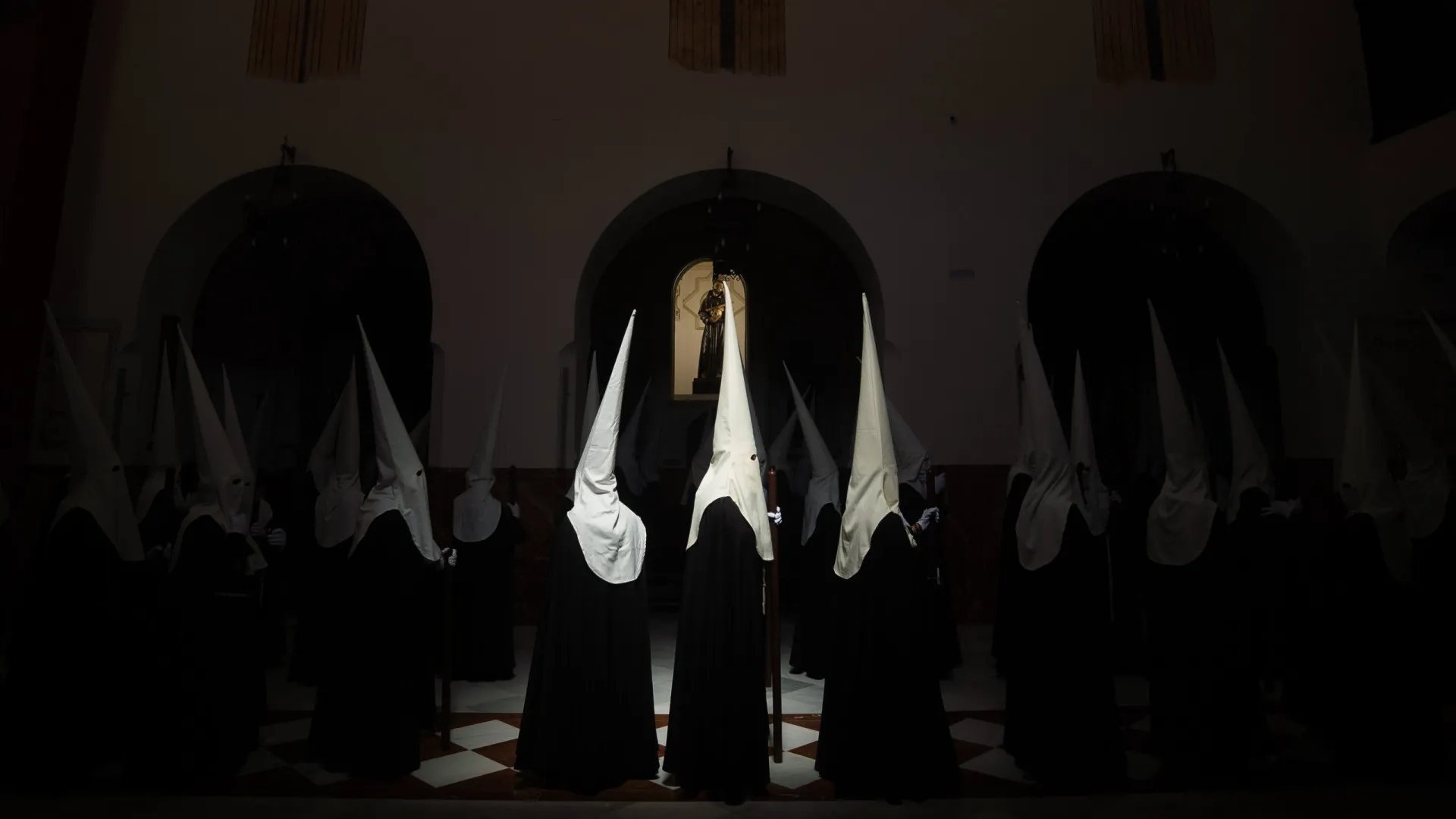 
                    Semana Santa em Espanha. Tradições seculares atraem multidões
                