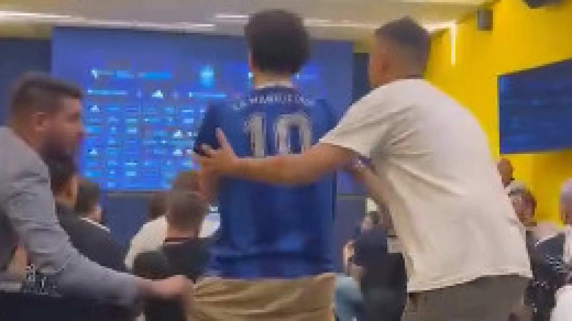 Surreal. Adepto invade conferência de imprensa para confrontar Scaloni