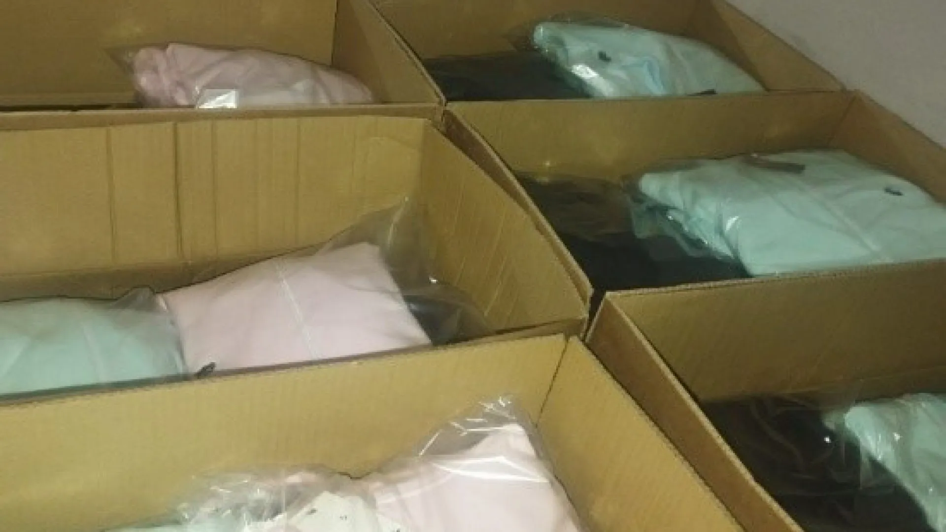 
                    Apreendidas mais de 190 mil peças de roupa contrafeitas no Norte do país 
                