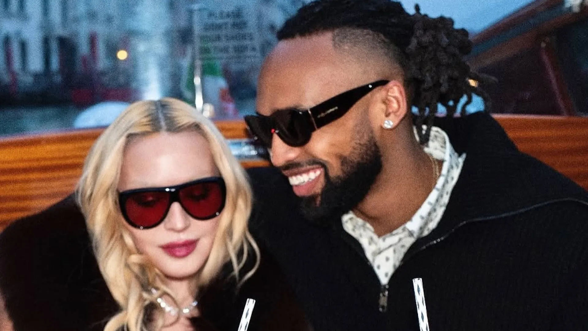 
                    Madonna mostra imagens de passeio por Veneza com o namorado
                