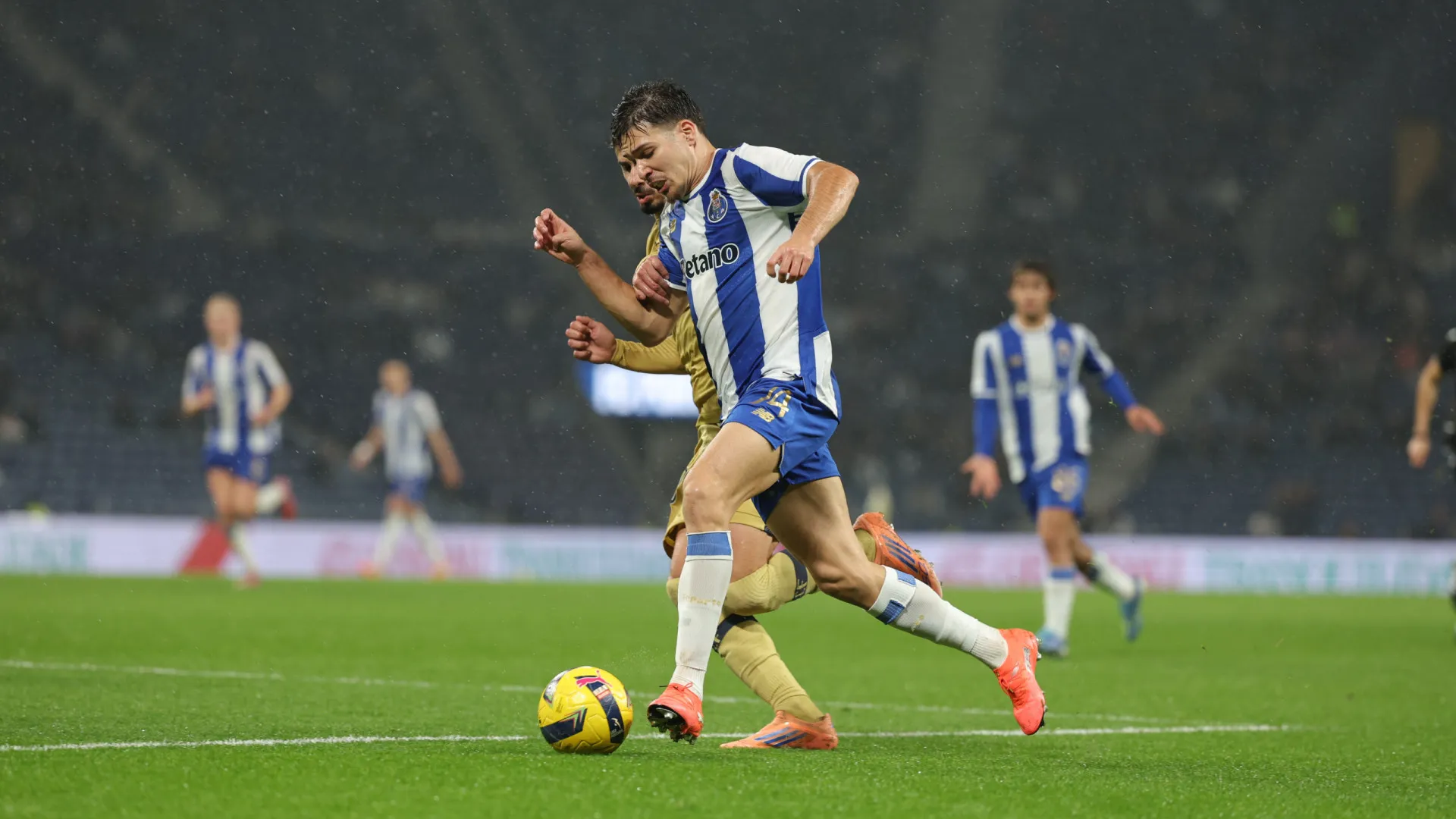 Líder FC Porto recebe Famalicão em alta, Benfica e Sporting desesperam