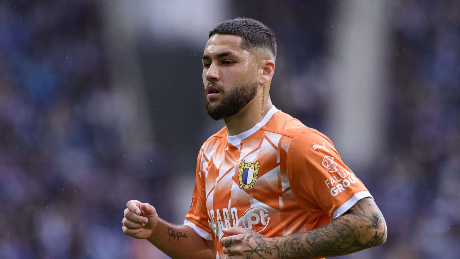 Oficial: Óscar Aranda renova contrato com o Famalicão