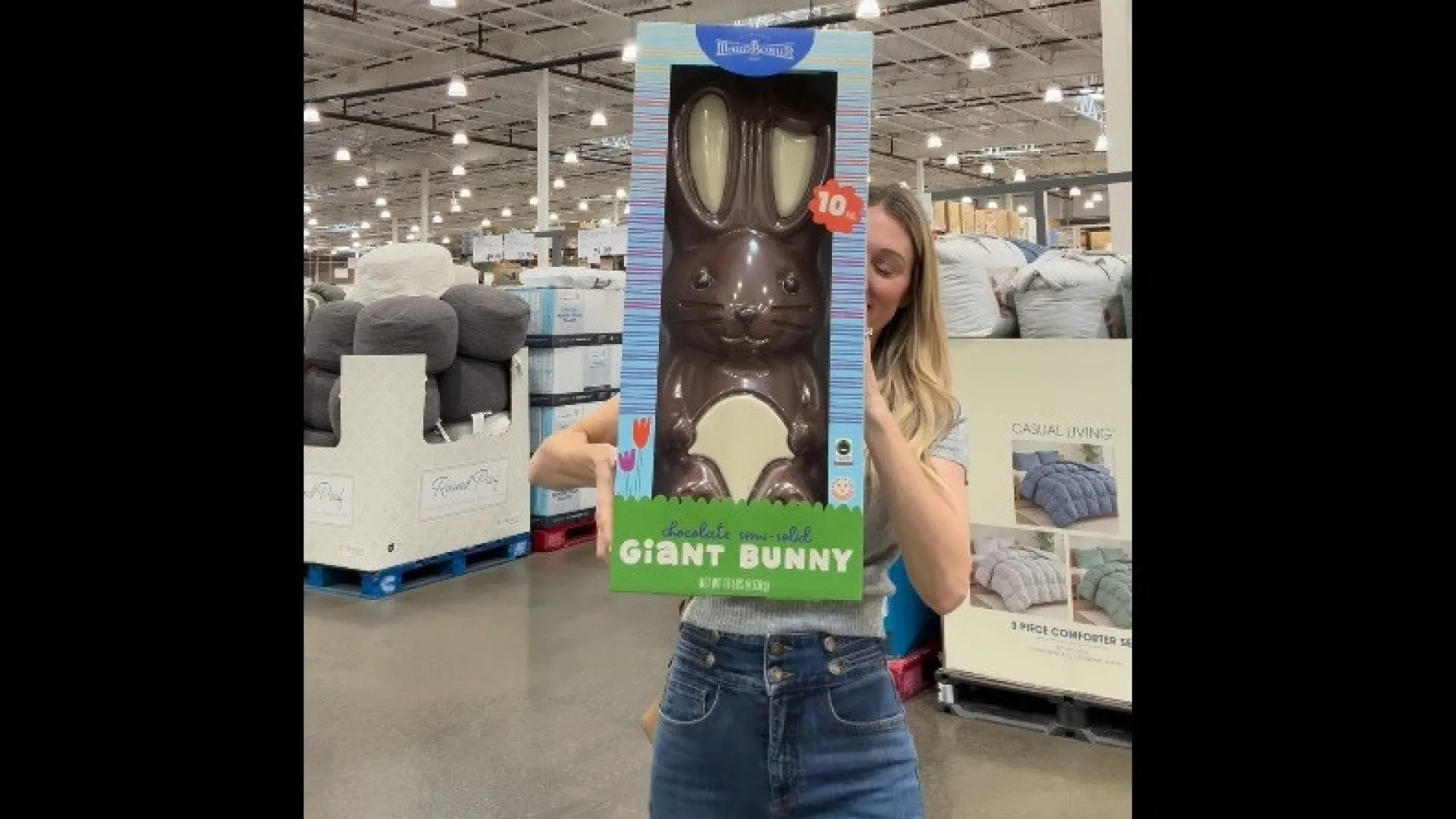 
                    Coelho de chocolate com 4,5 kg é tão grande que vem com... instruções
                