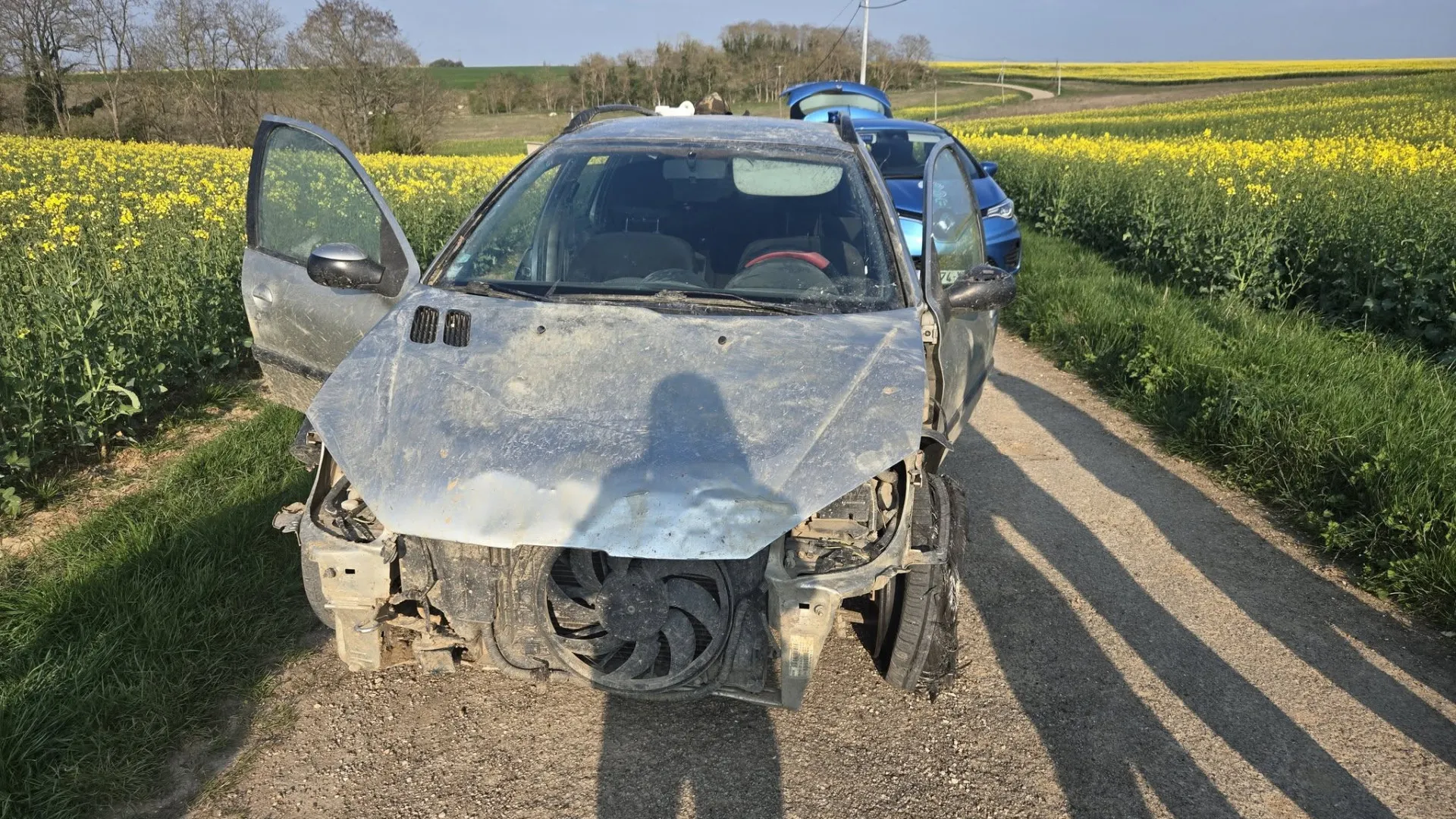 
                    Conduz carro destruído e é apanhado sem carta e sob efeito de droga
                