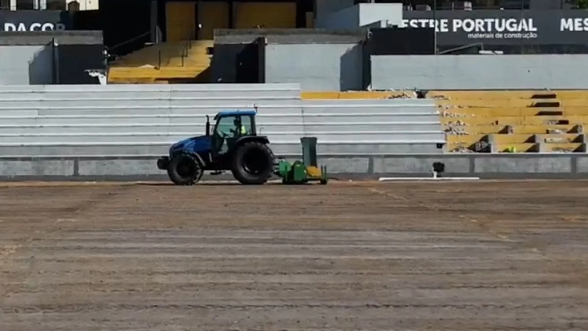 Regresso a casa mais perto? Lourosa inicia instalação do novo relvado