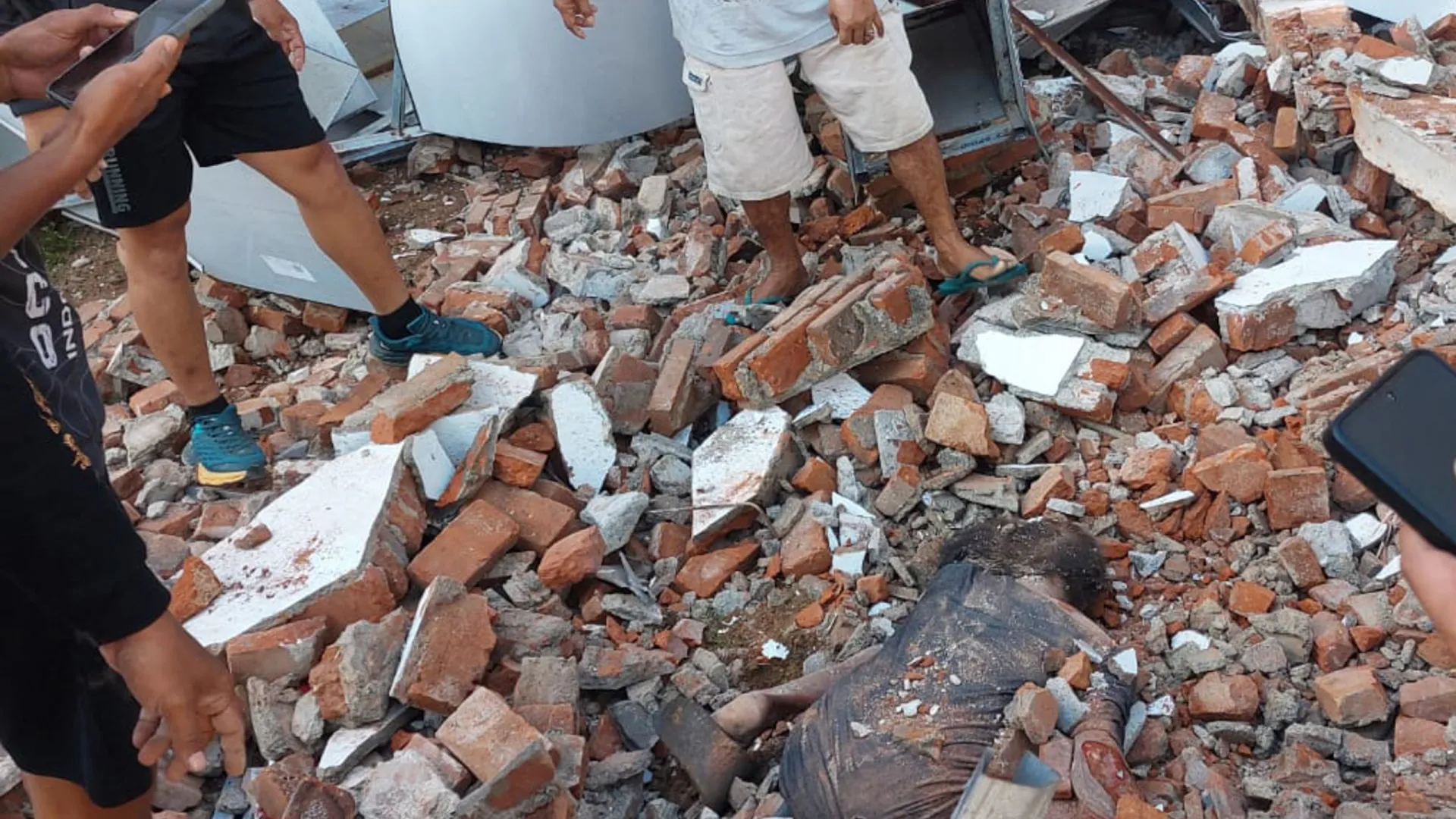 
                    Alerta de tsunami após sismo de magnitude 7,4 na costa da Indonésia
                