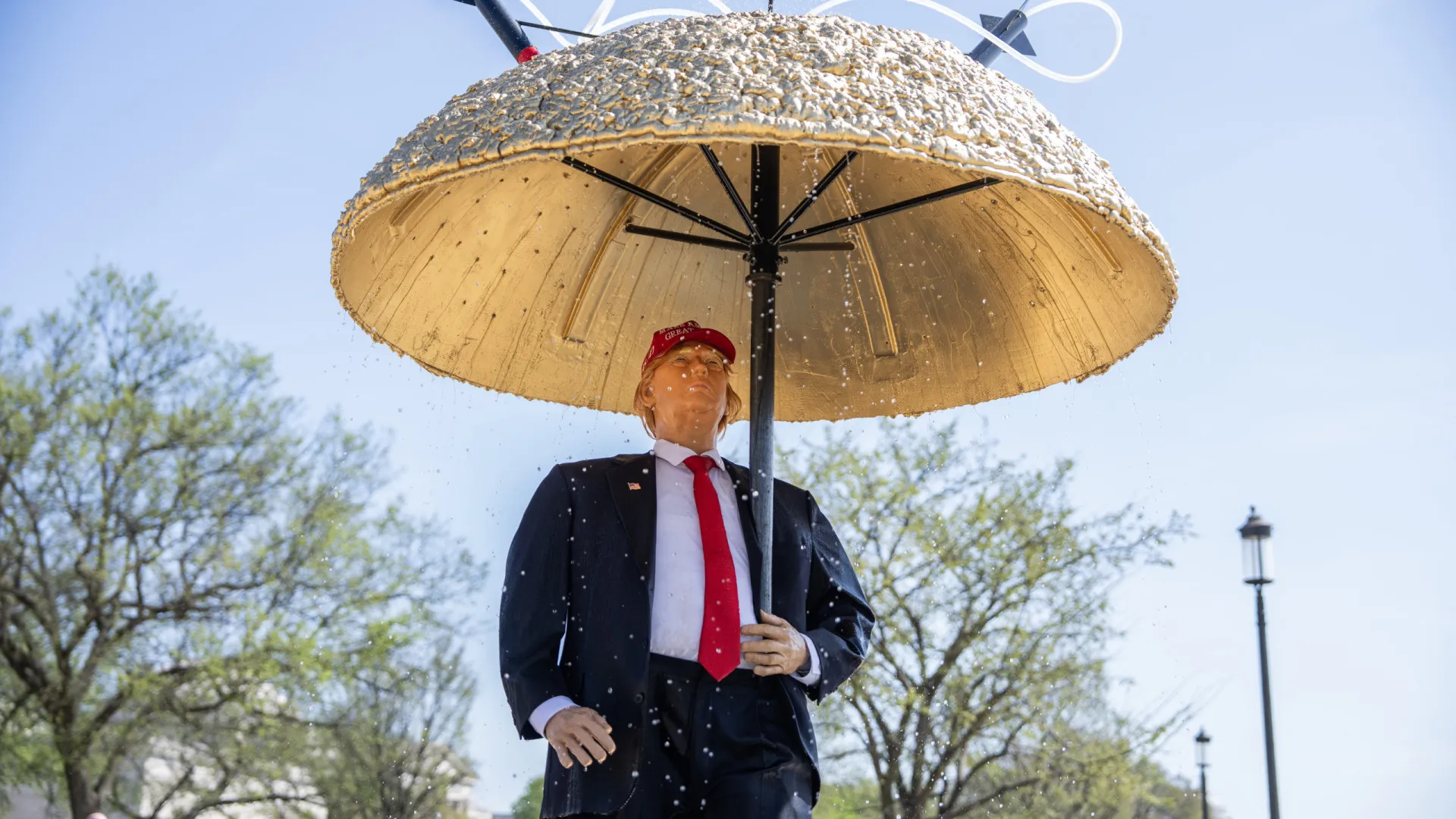 
                    Estátua critica Cúpula Dourada anunciada por Trump há quase um ano
                