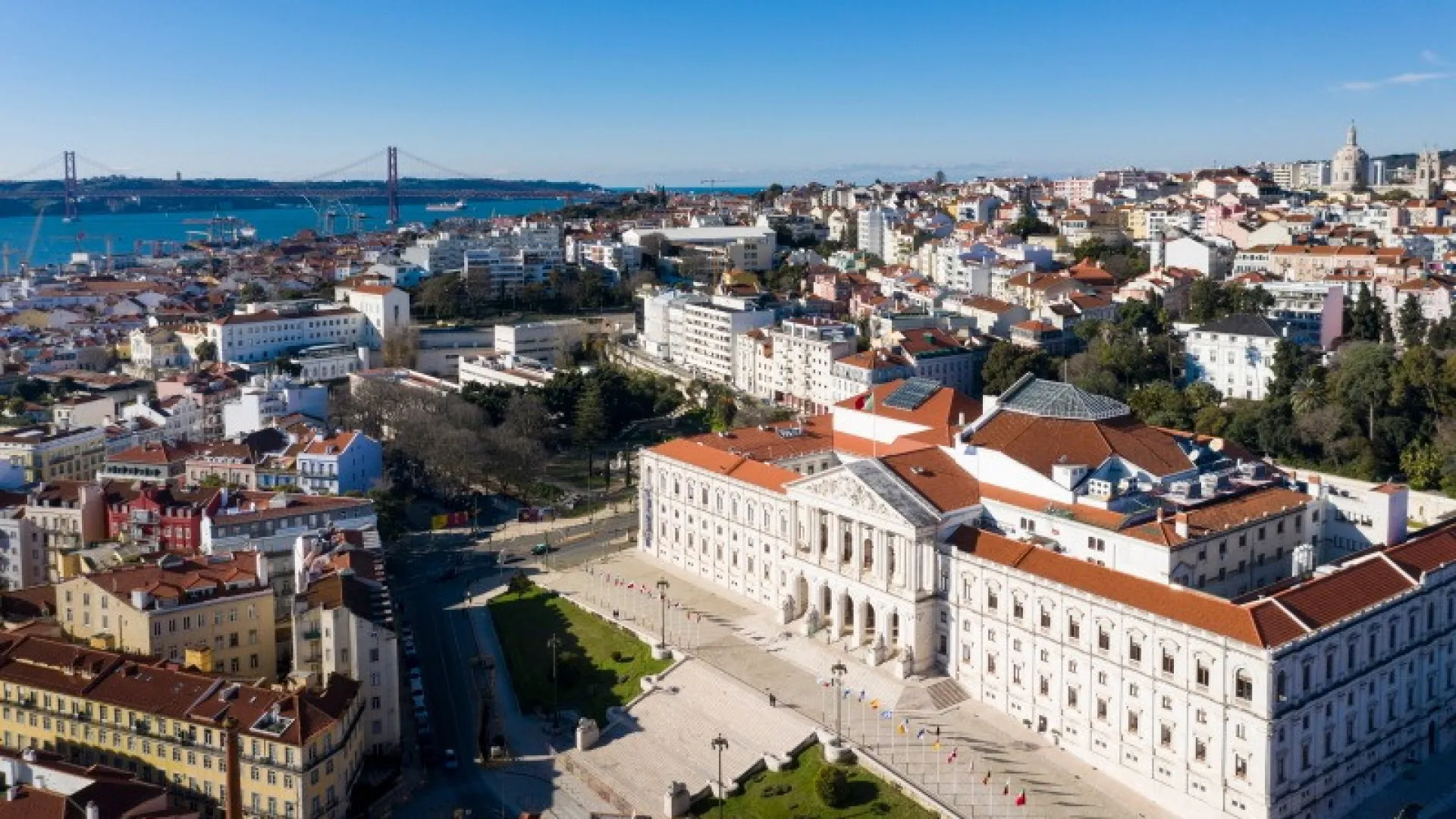 
                    AO MINUTO: AR assinala 50 anos da Constituição com sessão solene
                
