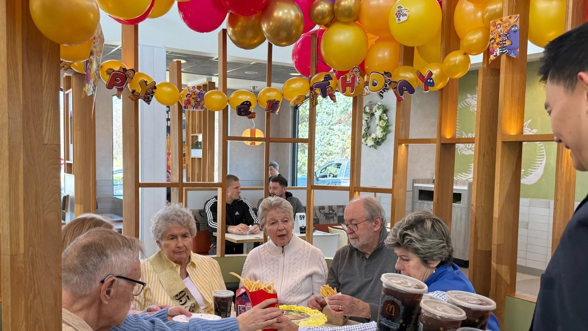 
                    Idosa que frequentou McDonald's durante décadas foi surpreendida. Veja
                