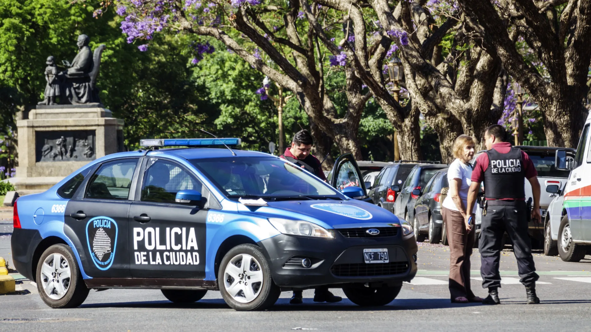 
                    Homem prendia filho autista de 11 anos em jaula. Vizinha ouviu 