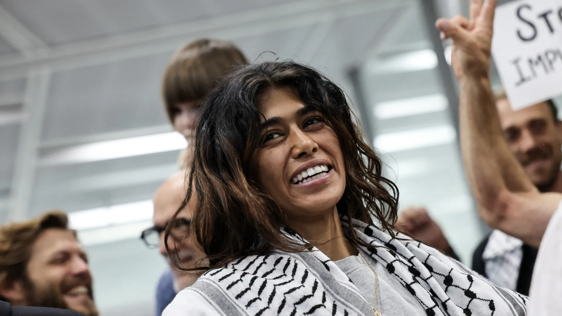 
                    Eurodeputada francesa Rima Hassan detida por 