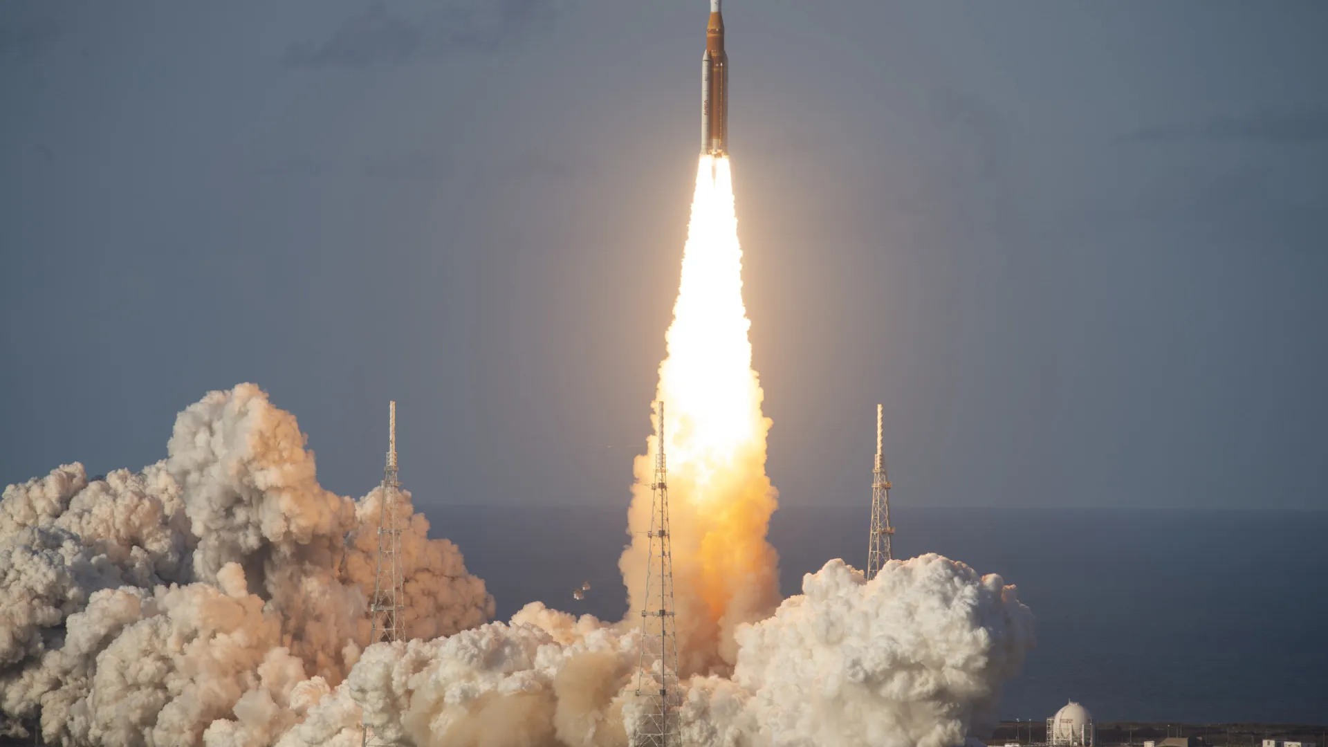 Astronautas acordam na cápsula Orion e orbitam a Terra no 1.º dia