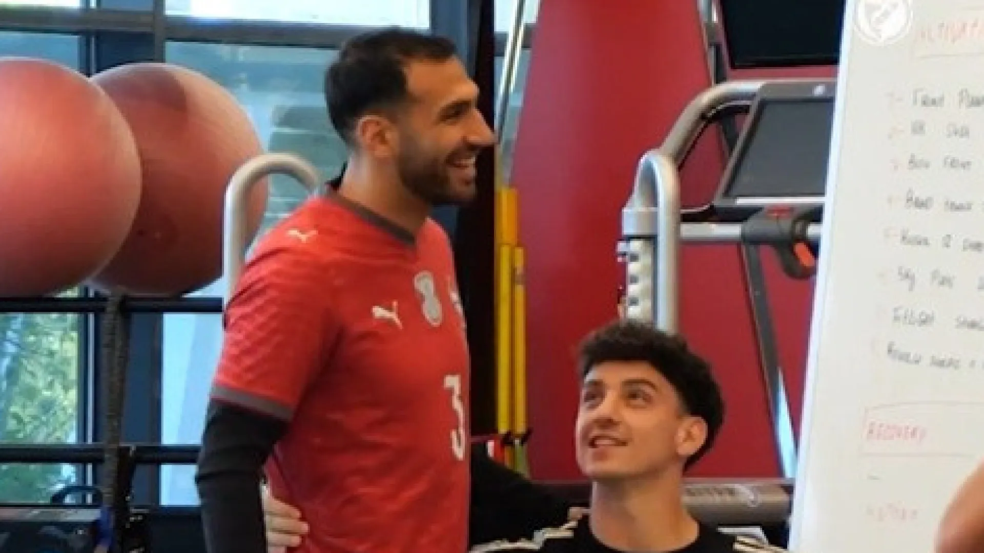 Benfica volta a treinar no Seixal e pormenor de Pavlidis salta à vista