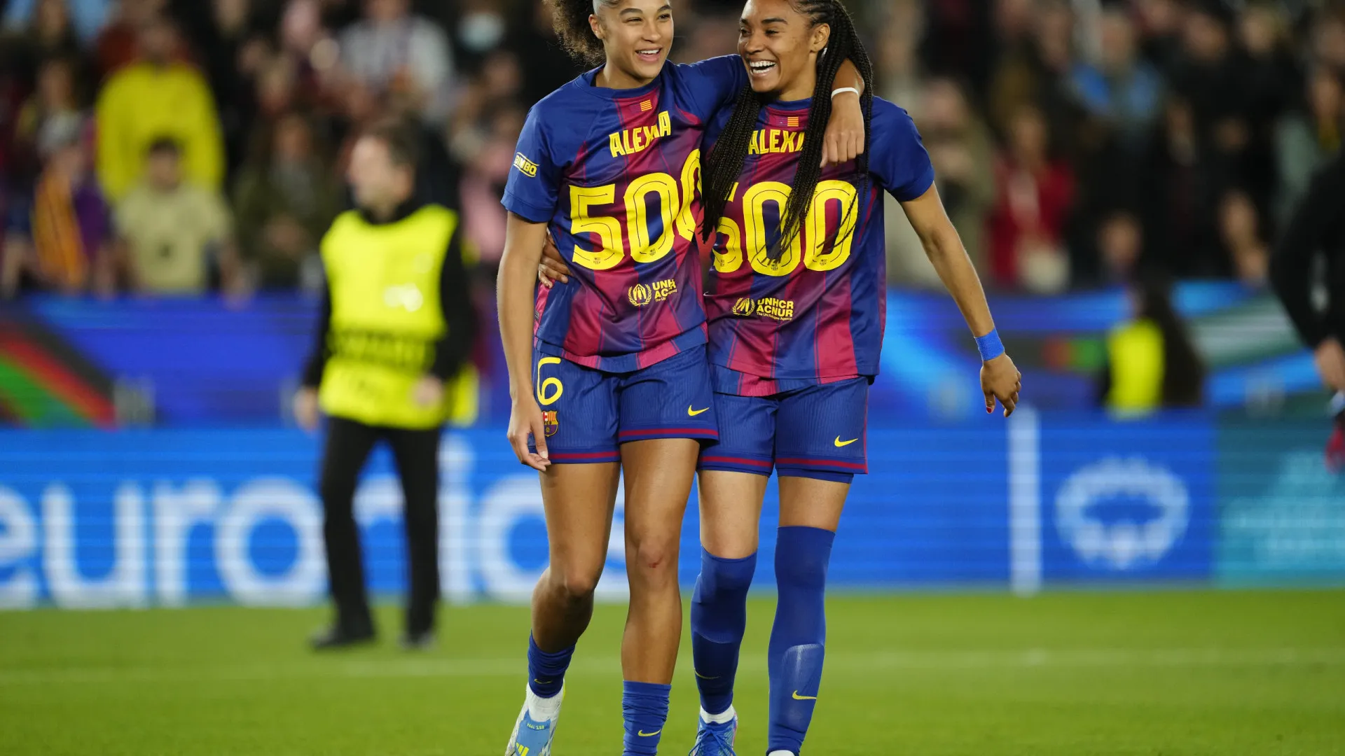 Barcelona 'atropela' Real Madrid rumo às 'meias'. Lyonnes também vence