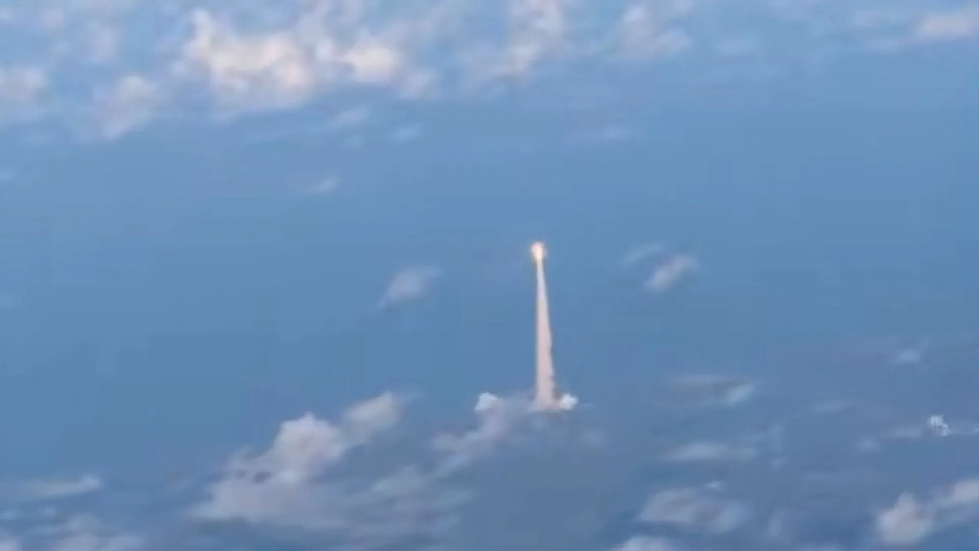 O lançamento da missão da NASA à Lua... visto de um voo comercial