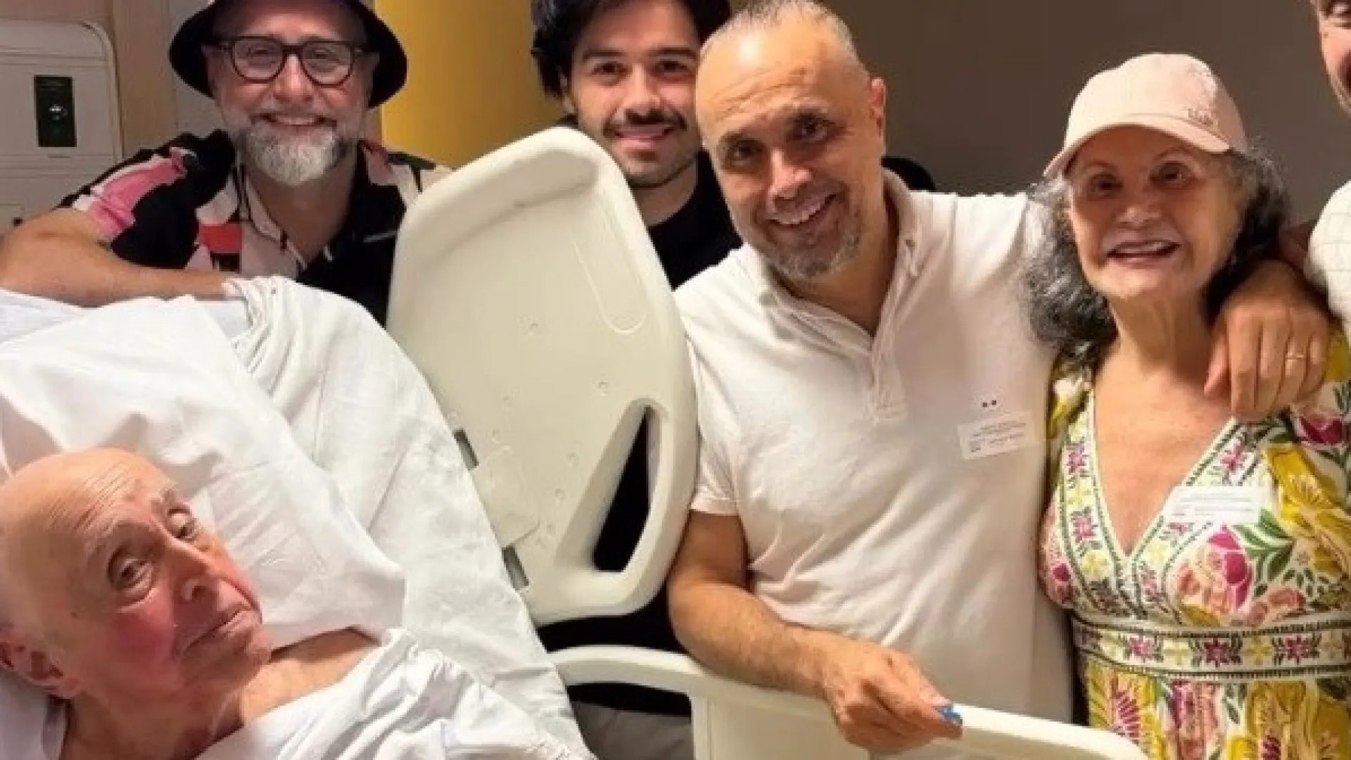 
                    Ator Mauro Mendonça celebra 95 anos com a família no hospital (e há foto)
                