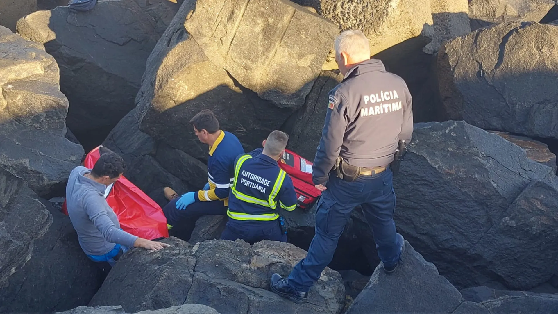
                    Pescador resgatado após queda no cabo de Sines
                