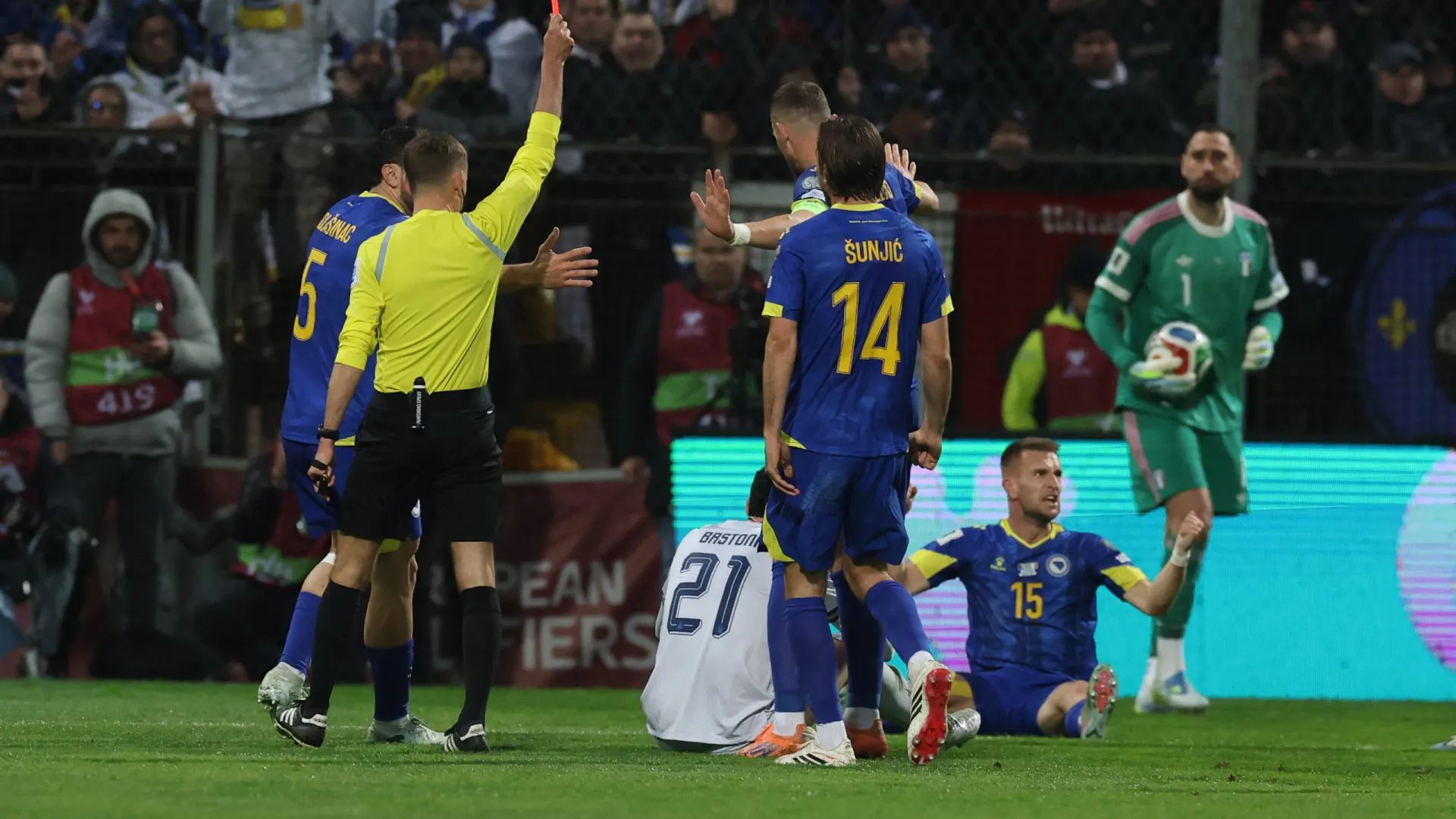 Lenda do Inter aconselha Bastoni a deixar Itália: "Para o próprio bem..."