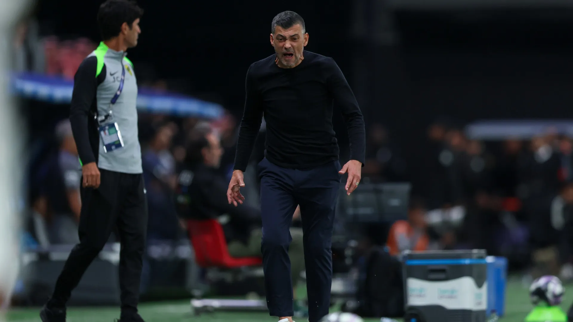 
                    Al Ittihad finta expulsão insólita e Sérgio Conceição volta às vitórias
                