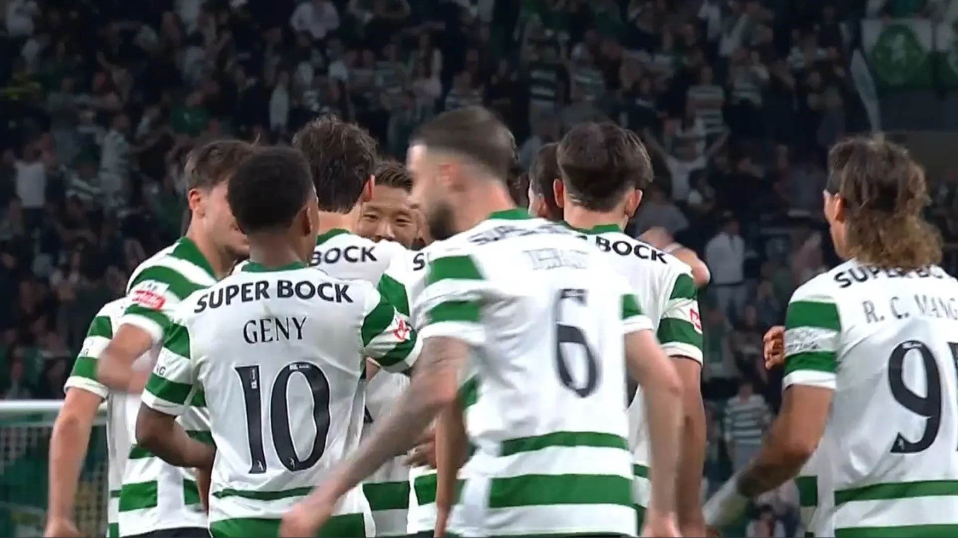 
                    Trincão de pé quente. Depois da seleção, extremo marca pelo Sporting
                