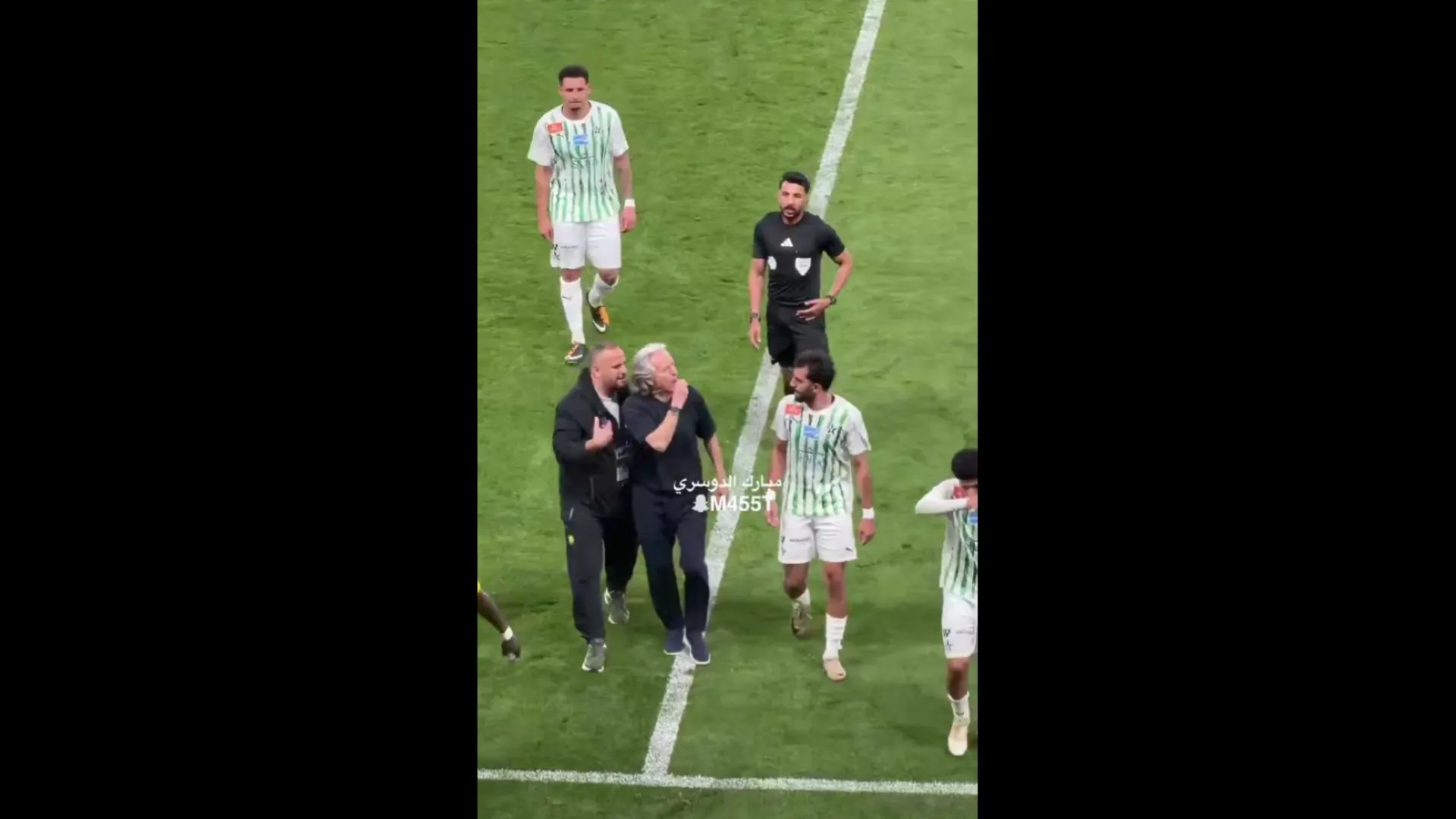 Ambiente a escaldar. Jorge Jesus pegado com jogador adversário