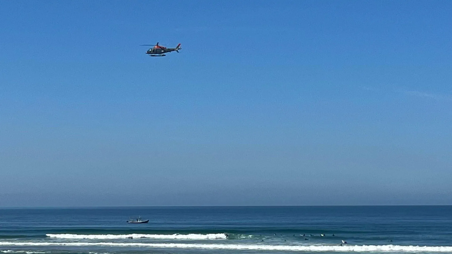 Buscas por jovem desaparecido na Costa de Caparica prosseguem em terra