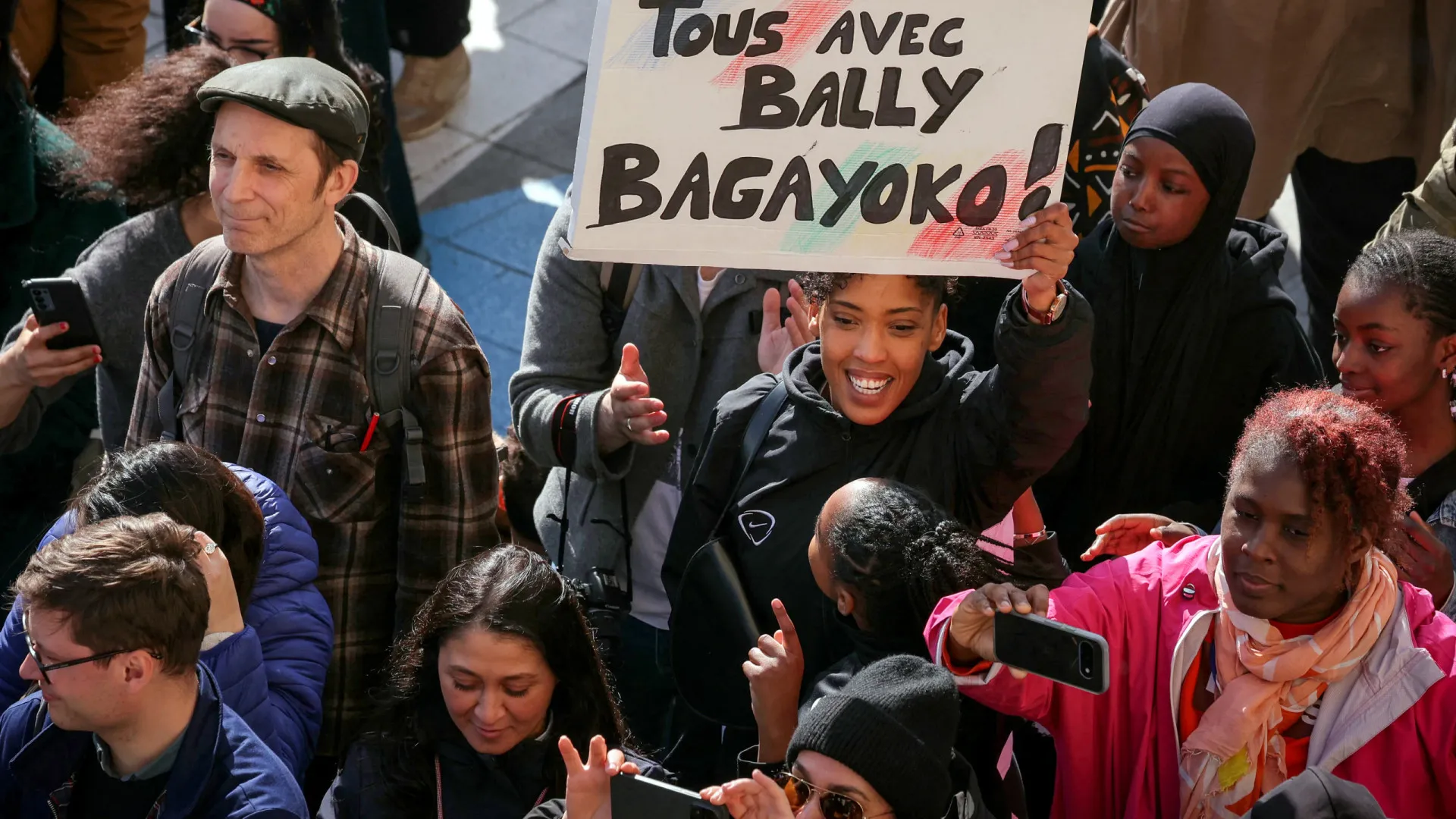 
                    Milhares de pessoas protestaram contra o racismo em França. As imagens
                