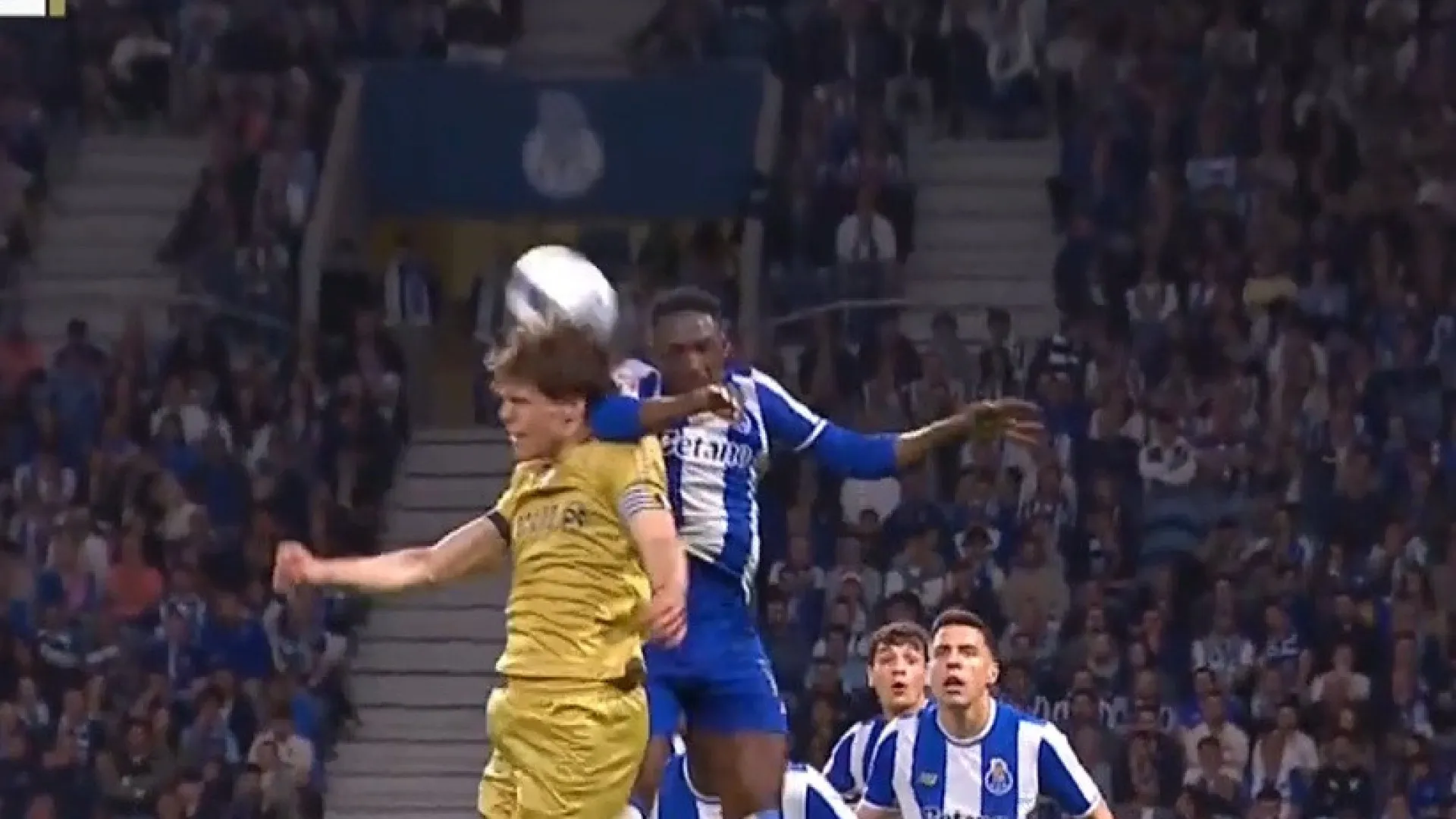 
                    Polémica. Famalicão pediu penálti neste lance de Zaidu com Gustavo Sá
                