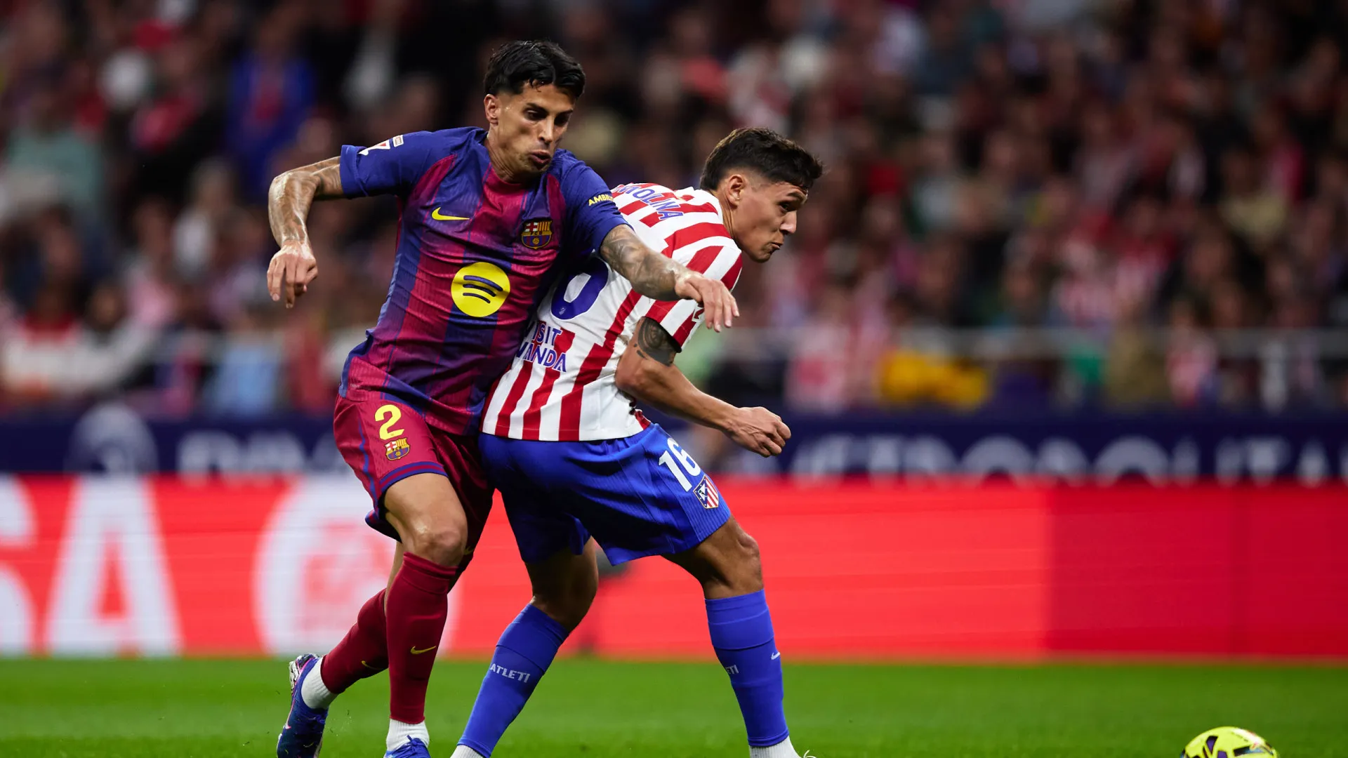 
                    Barcelona aproveita escorregão do Real, vence Atlético e dispara no topo
                