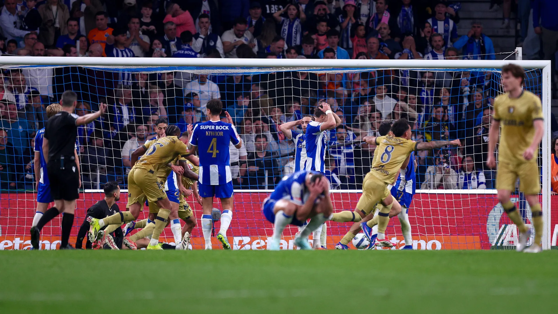 
                    FC Porto tomba do Pinheiro e relança luta pelo título de campeão nacional
                