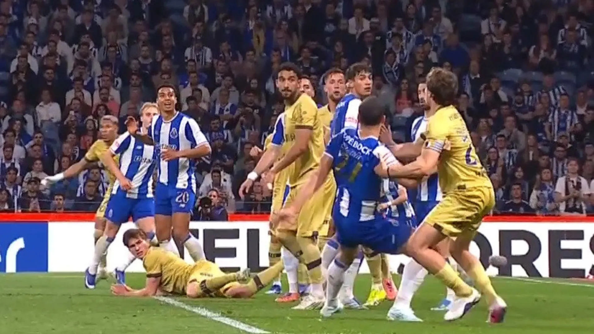 O lance em que Farioli diz ter ficado por marcar um penálti ao FC Porto