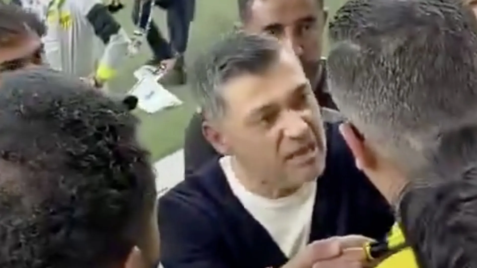 Sérgio Conceição apertado por adeptos do Al-Ittihad: "Eu tenho família"