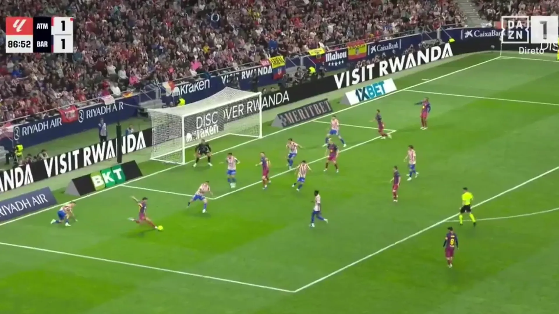 "Perdoa-me, Deco". Lance de Cancelo está a apaixonar adeptos do Barcelona