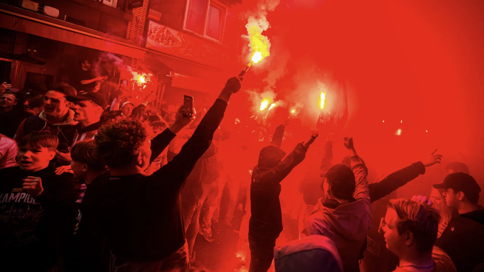 Países Baixos: PSV sagra-se tricampeão neerlandês... no sofá