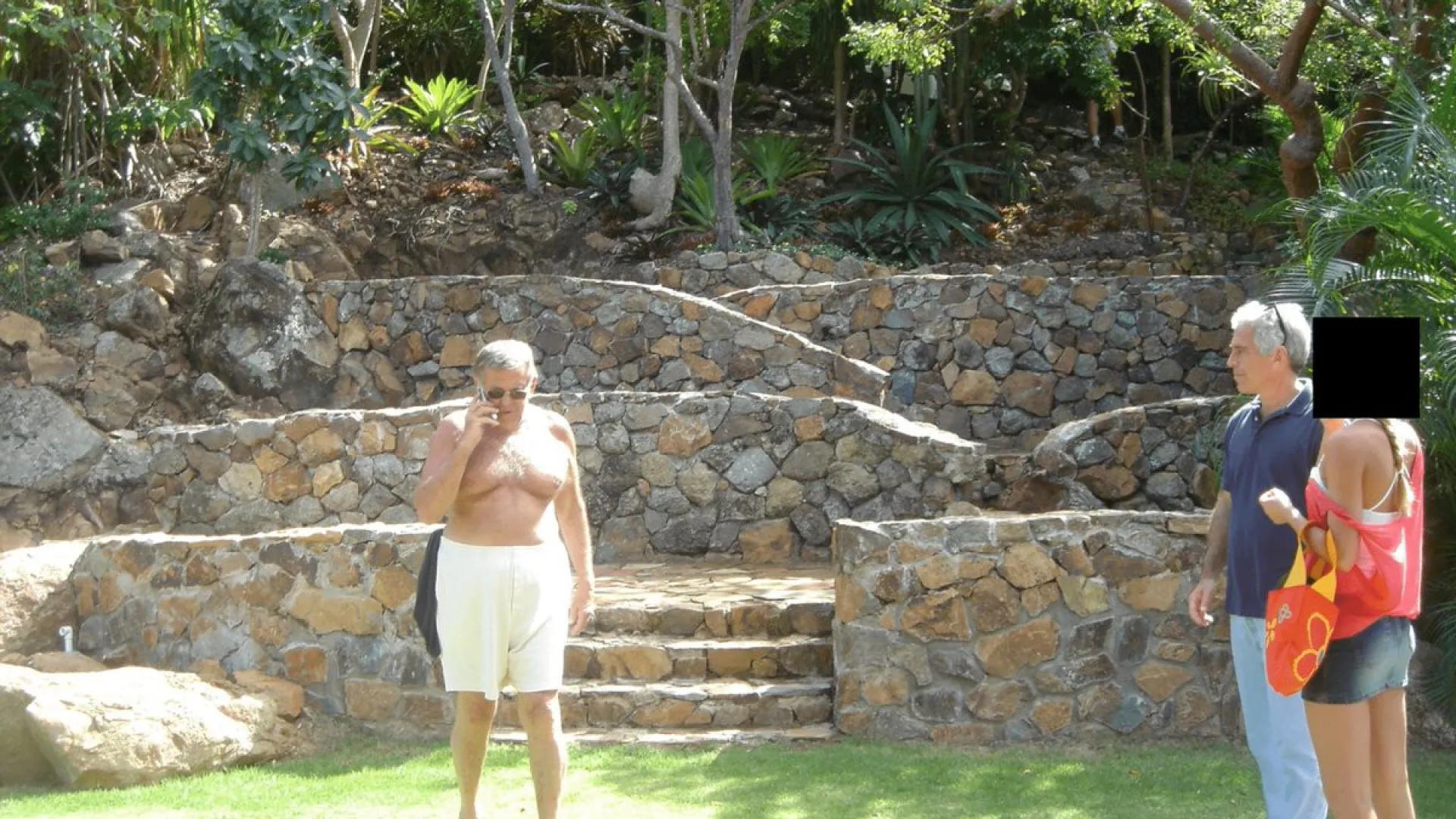 
                    E-mails entre Epstein e médico sugerem cirurgias para fugir à polícia
                