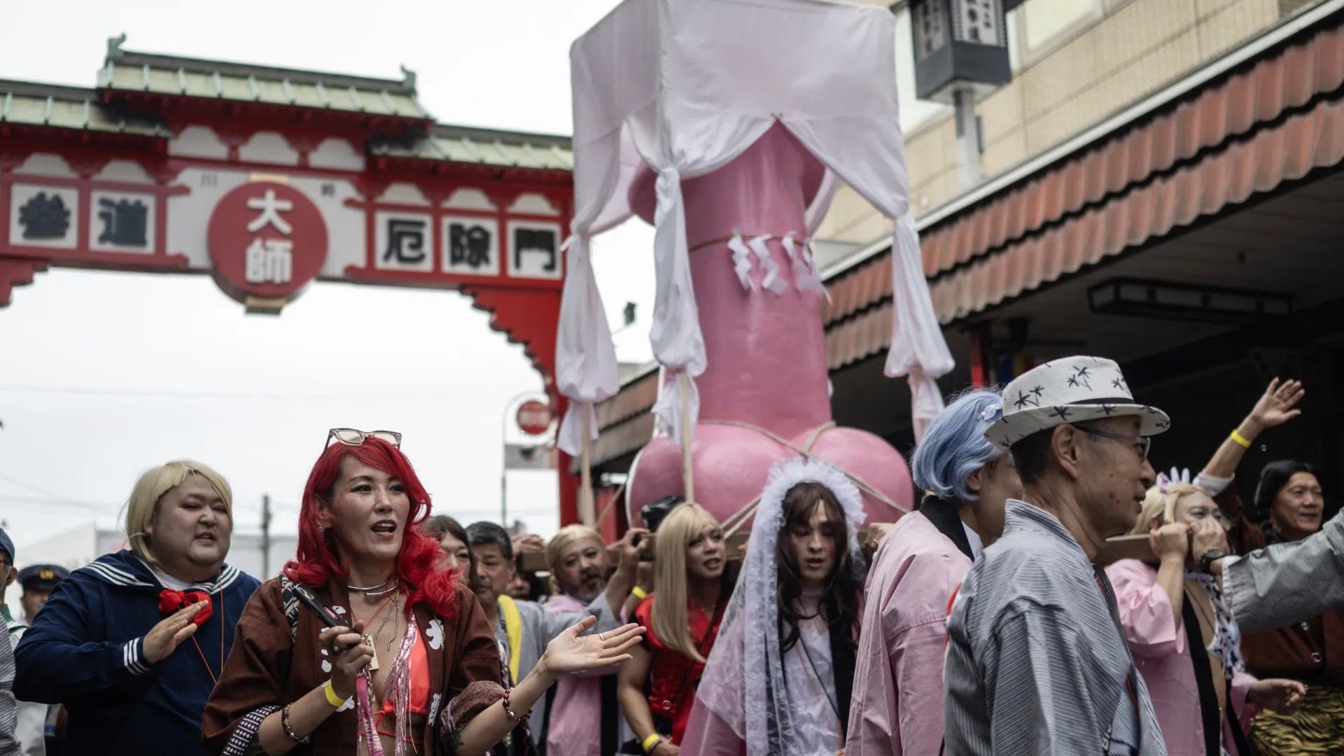 
                    Altares, doces e chapéus em forma de pénis saem à rua em Tóquio. Veja
                