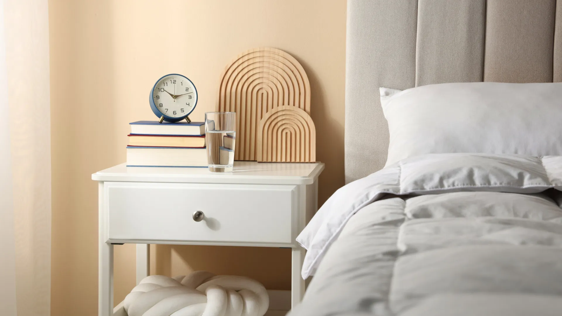 
                    Feng Shui: O que tem de retirar da mesa de cabeceira imediatamente
                