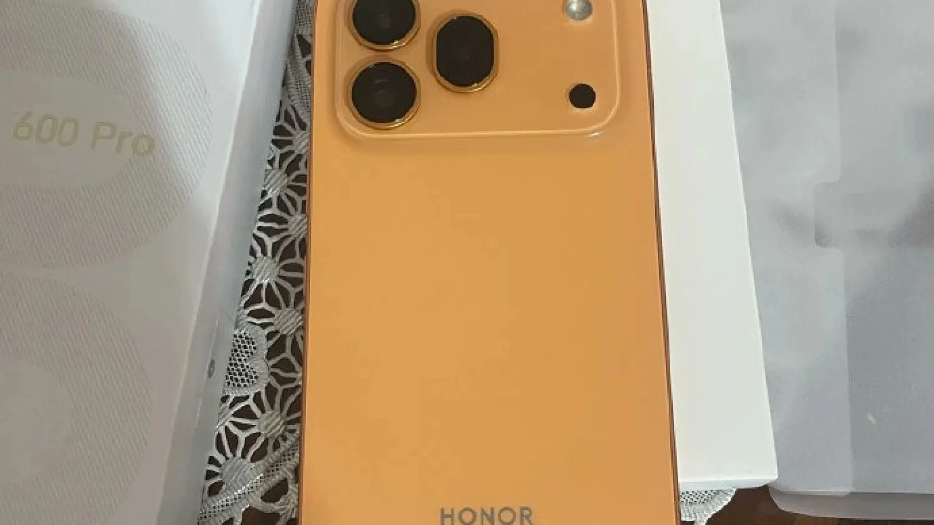 As imagens do novo telemóvel da Honor. Lembra-lhe alguma coisa?