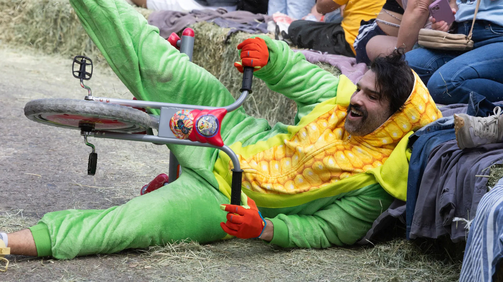 Centenas participaram em (divertida) corrida de triciclos na Califórnia