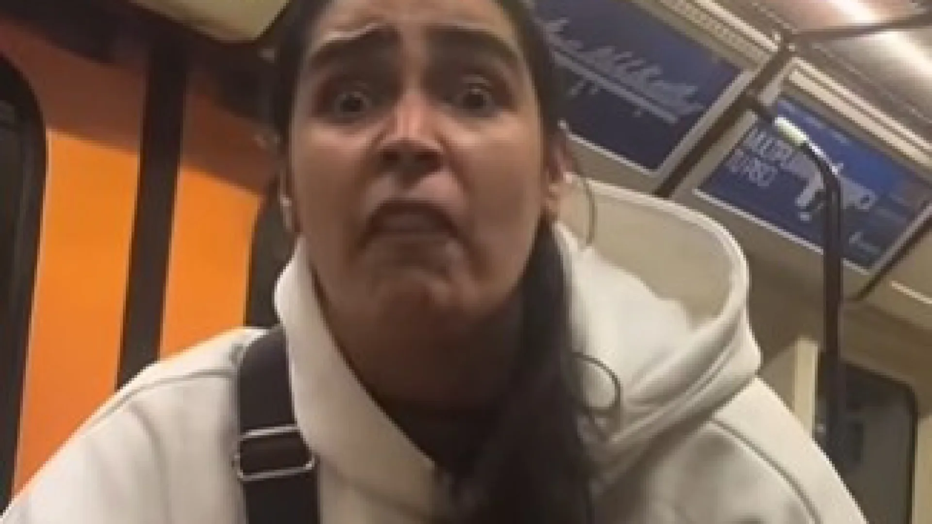 
                    Mulher viraliza após comentários xenófobos em metro: 