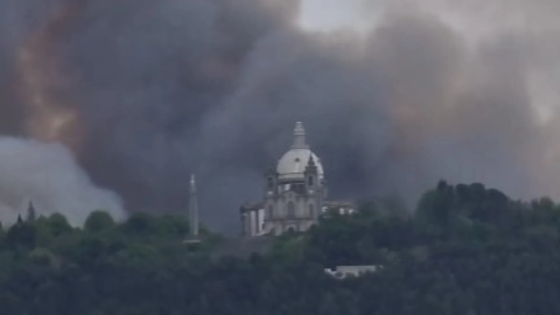 Fogo no monte do Sameiro em Braga em resolução ao fim de quatro horas