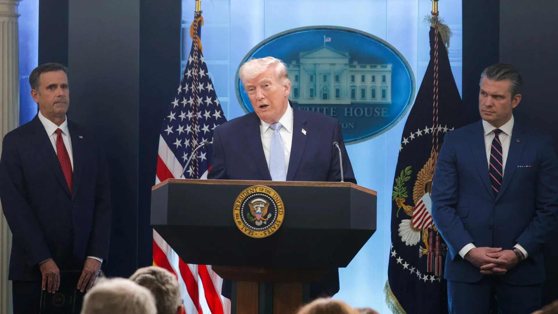 
                    Irão: Trump quer EUA a remover urânio iraniano após cessar-fogo
                