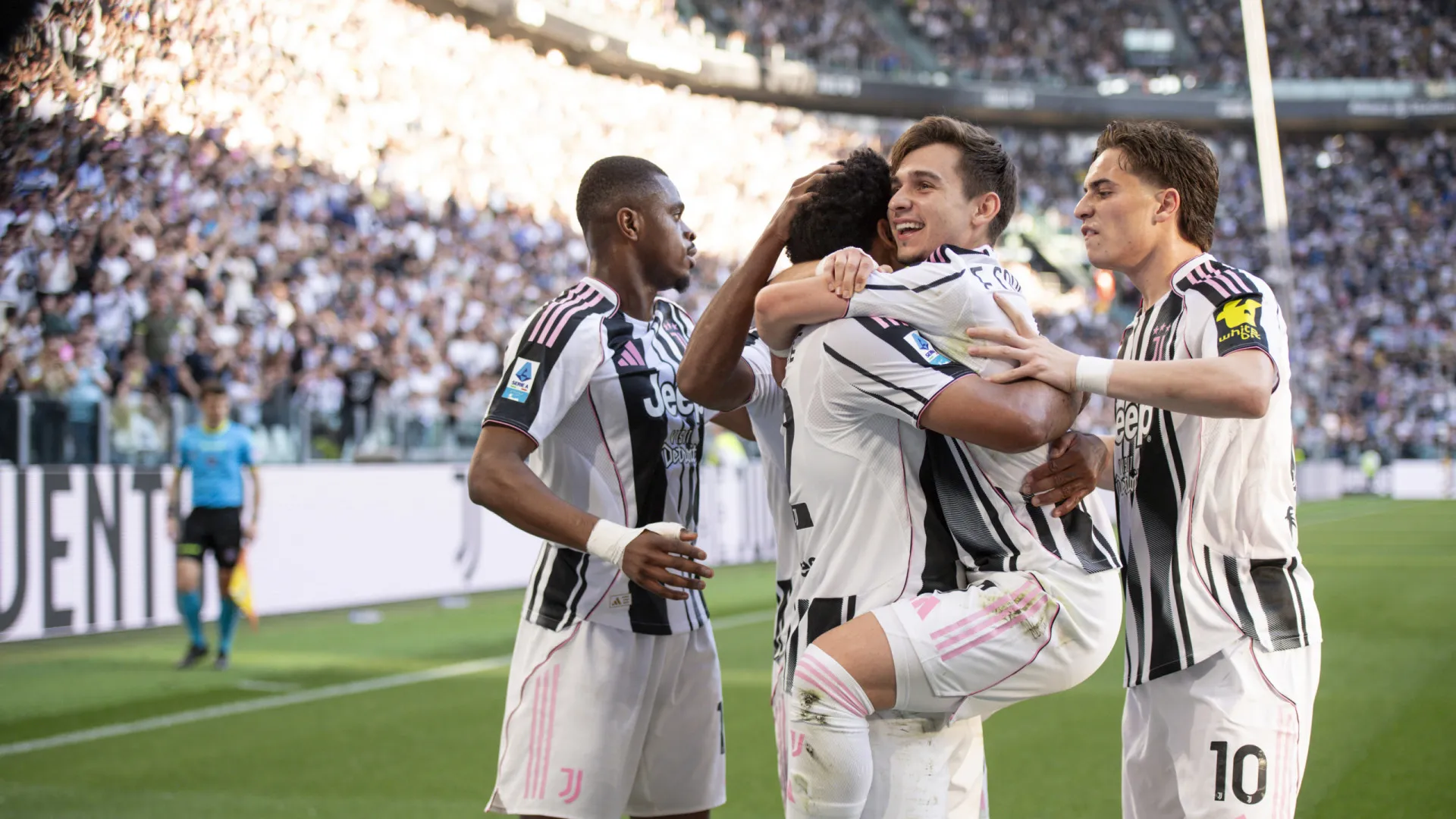 Francisco Conceição assiste no triunfo da Juventus frente ao Genoa