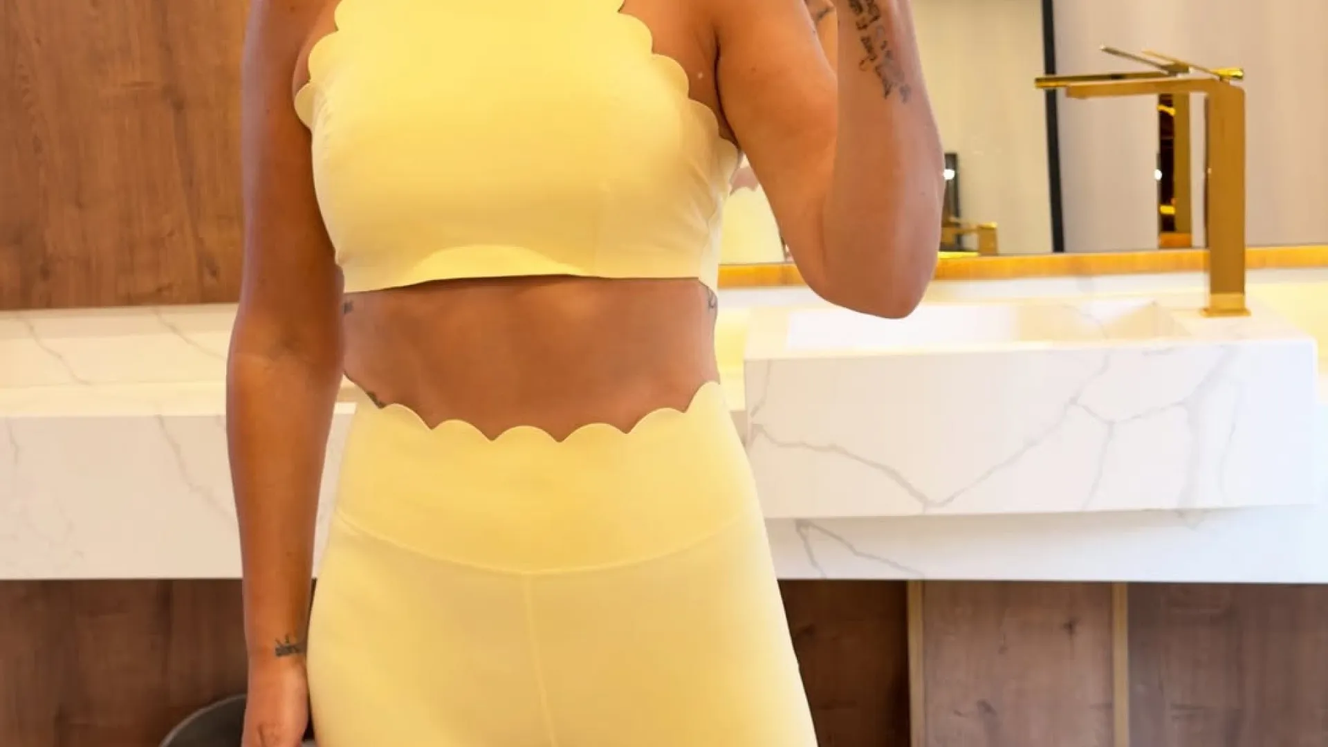 
                    Mulher morre em avião onde seguia Katia Aveiro. 